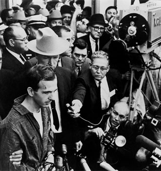 Lee Harvey Oswald presentado a los medios como el presunto asesino de Kennedy.